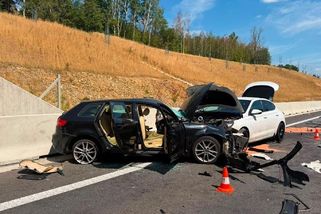 Na Českobudějovicku se čelně srazila dvě osobní auta a kamion - Novinky