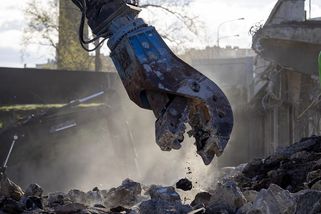 Jen trochu šťouchli a spadlo to. V Praze bourají část Libeňského mostu - Novinky
