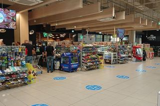 Vyzpovídali jsme prodavačky ze supermarketu i večerky. Kde po započtení všeho času zbude víc? - Médium.cz
