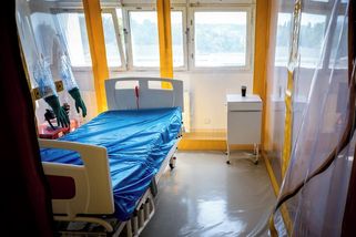 Na Bulovku pojede lékař z USA speciální sanitkou, v bioboxu má lůžko i WC - Seznam Zprávy