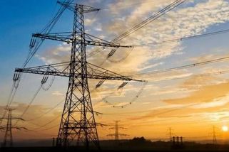 Rusko přiznalo, že ho Ukrajinci sráží na kolena a neumí je zastavit. Ve velkém vyrábí mobilní elektrické rozvodny