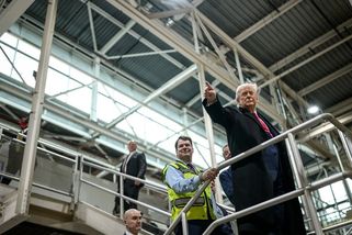 Ford suspendoval dělníka, který křičel na Trumpa. Lidé mu už poslali 17 milionů - Novinky