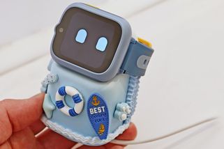 Hodinky se stojánkem, které děti nebudou chtít odložit: TCL Tbot je hodně originální počin