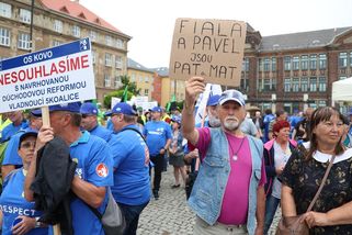 Stávkovat proti vládě budou zdravotníci i úředníci - Novinky