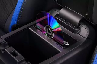 Ještě pořád si můžete pořídit nové auto, které má tovární CD přehrávač. Jen se neptejte, kolik stojí - Garáž.cz