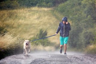 Počasí v Česku se utrhne ze řetězu: Bude taková bouřka, že i střecha si radši sama zavolá odtahovku