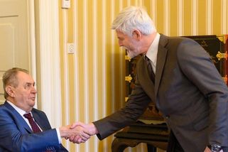 „Ústava to nezakazuje.“ Zemana láká vyzvat Pavla v boji o Hrad, experti nastínili jeho šance