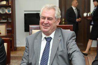 Miloš Zeman tráví důchod ve vile, kterou nazýval bungalovem. Jedna část domu ale zůstává zvenčí skrytá