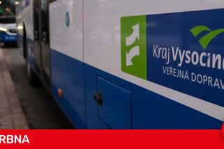 Dívka doběhla autobus, řidič odmítl otevřít dveře a nechal ji hodinu stát na dešti