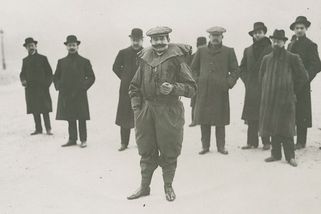 Franz Reichelt: Aby dokázal, že jeho vynález funguje, skočil z Eiffelovy věže - Médium.cz