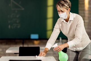 Třicet let jsem uklízela školu. Teď mám důchod, který nestačí ani na školní potřeby pro vnučku - Médium.cz