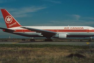 Kvůli chybě došlo letadlu palivo. Boeing Air Canada 143 tiše klouzal do areálu plného lidí - Médium.cz