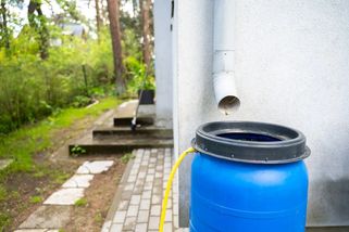 Máte na zahradě nádrž na dešťovku? U tohoto typu hrozí pokuta až dva miliony