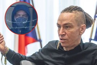 Šíří se snímek maskovaného člověka, prý jde o Ivana Bartoše. Ten byl ale jinde