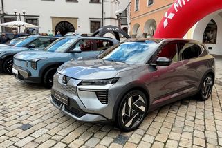 Elektromobilisté se sjeli do Pelhřimova na Elektrofest. Hybridy ani vodík mezi sebe nepustili - Garáž.cz