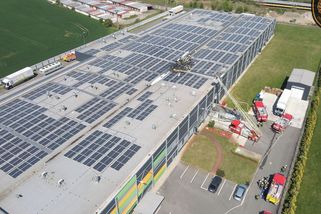 Agrofertu zachránili hasiči majetek za půl miliardy. Po požáru líhně kuřat v Chropyni vyšetřují vznícení fotovoltaiky - Novinky