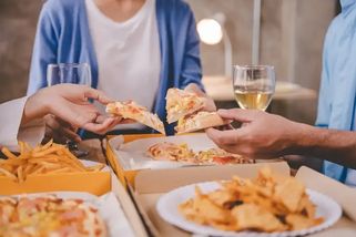 Ekonomové vypočítali, že běžná rodina dokáže měsíčně ušetřit až 10 tisíc korun, pokud přestane kupovat věci, které nepotřebuje
