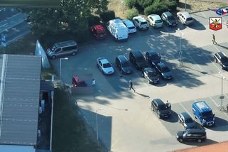 Mladý kurýr si na parkoviště přijel pro stovky tisíc, při předávce ho sebrala jihočeská zásahovka - Novinky