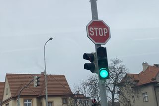Nové silniční pravidlo v ČR? Řidiči nemusí vždy zastavit před značkou STOP, ale mohou plynule jet