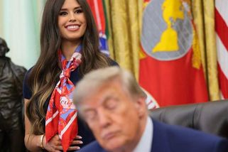 Probouzí spícího Trumpa žena s tajným knoflíkem? Divoká teorie má prosté vysvětlení