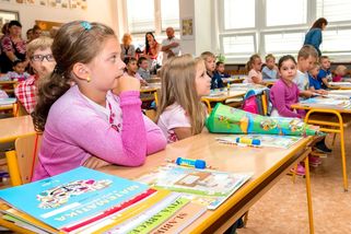 Vláda schválila nová pravidla ve školách. Nejvíce se dotknou přestávek a Češi se za ně do poslanců tvrdě obuli