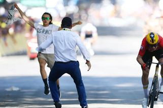 Šílenec na trati. Aktivista narušil dramatický finiš na Tour - Sport.cz