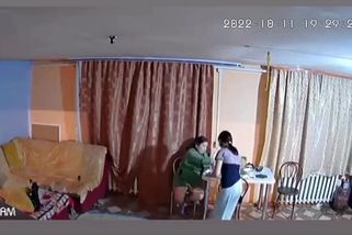 Video: Ruský voják ukradl v Lymanu kameru. Majitel mu teď kouká do obýváku - Seznam Zprávy