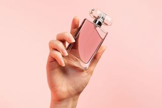 Parfémy podle horoskopu: Ryby ocení svěží vůně, u Beranů nešlápnete vedle s dřevitým aroma - Proženy.cz