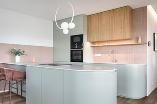 Nechtěli jen nudný standard typický pro novostavby. Díky architektce vypadá byt jako skutečný domov - Proženy.cz