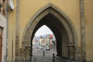 Beroun, město s dvojicí bran u náměstí a trojicí pohádkových medvědů - Médium.cz