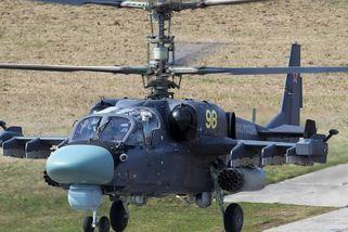 Odstřelení rotorů, rozbití skla a katapultáž: unikátní systém záchrany pilotů má ruský vrtulník Ka-52 jako jediný na světě
