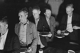 První republika se bála revoluce z řad dělníků. Proto si z odborů udělala štít - Médium.cz