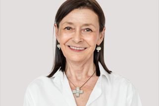 Kadeřnice varuje ženy 50+: tahle barva vlasů přidává 10 let. Půlka Češek ji přitom pořád nosí