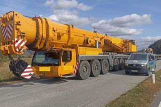 Policie na Vysočině uložila řidiči maximální pokutu sto tisíc. Jel s jeřábem po D1 - Novinky
