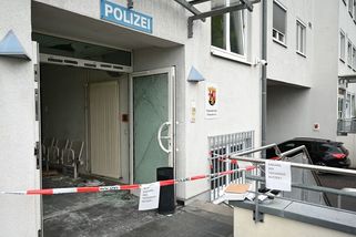 Na německou policejní stanici vtrhl Albánec s mačetou. Křičel Alláhu akbar - Novinky