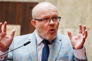 Co premiérovi asi nevadí: Expert na zdravotnictví vyjmenoval bídu ministra Vlastimila Válka, který řídí resort jako kolotoč s labutěmi