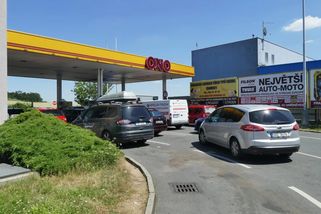 Zítra zřejmě neotevře více pump než v pátek. Stát srazil maximální cenu nafty pod úroveň Tank ONO