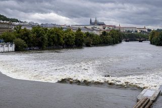 FOTO: Vltava stoupá i v Praze - Novinky