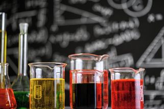 KVÍZ: Odmaturovali byste z chemie? Těchto 10 otázek potrápí i premianty - Médium.cz