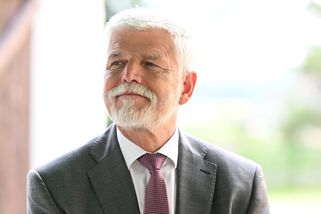 Další rána pro Pavla: Sněmovna mu sebrala část pravomocí, Hrad mluví o ústavní stížnosti