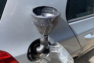 Řidiči přišli na speciální trik, jak natankovat více paliva a ušetřit. Provozovatelé čerpacích stanic neví, jak reagovat