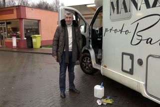 Dělejte si s tím, co chcete. Babišovi se na cestě rozbil obytňák - Novinky