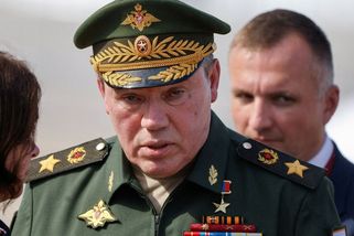 Správný účes, oholená tvář. Gerasimov sklidil za kontrolu ruských vojáků posměch, tvrdí Britové - Novinky
