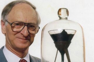 Mainstone odešel na pár minut pro pití. Unikl mu tak okamžik, na který čekal desítky let - Médium.cz