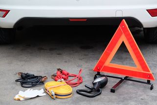 Co by měl mít v autě každý: Baterku, lano, olej a další věci, které se můžou hodit - Garáž.cz