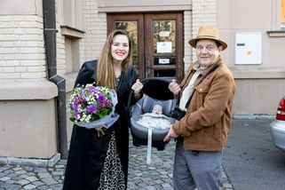 Petra Nesvačilová vstupuje do klubu čtyřicátnic. Doma má holohlavého ranaře, který přebaluje a posílá ji do práce