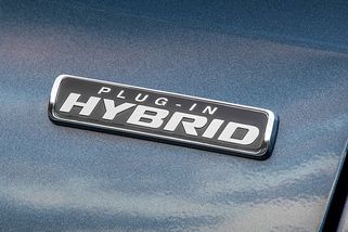 Kdo chce hybrid, musí zvolit správně. Rozdíl mezi mild a full hybridem určuje, zda u pumpy ušetříte drobné, nebo tisíce