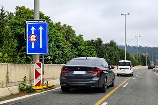 Správně by sem nesměla ani Octavia. Řidiči se ve zúžení často dopouští přestupku
