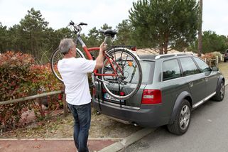Nosič sice unese tunu, ale co auto? Těžká elektrokola naráží na skryté limity tažných zařízení, které si řidiči neumí ohlídat