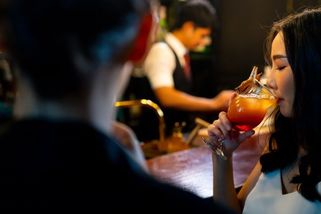 ŽENA-IN - Po jednom drinku s neznámým mužem jsem se probudila nahá v cizím pokoji a s dluhem, popisuje Petra